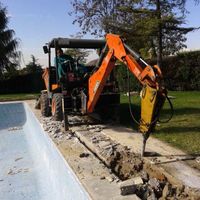 Piscinas m&aacute;quina trabajando